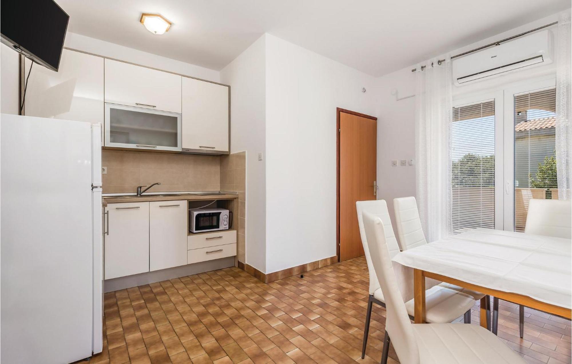 Lovely Apartment In Mandre With Wifi Exterior foto